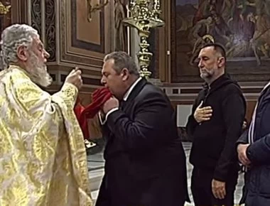 Με έπαρση σημαίας στο Γράμμο και Κοινωνία στη Μητρόπολη ξεκίνησε τη μέρα του ο Π. Καμμένος (φώτο-βίντεο)